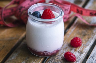 Yabanmersinli yoğurt ve mezura. diyet ve yeme konsepti