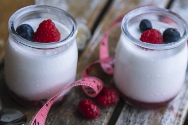 Yabanmersinli yoğurt ve mezura. diyet ve yeme konsepti