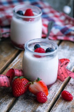 Yabanmersinli yoğurt ve mezura. diyet ve yeme konsepti