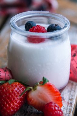 Yabanmersinli yoğurt ve mezura. diyet ve yeme konsepti