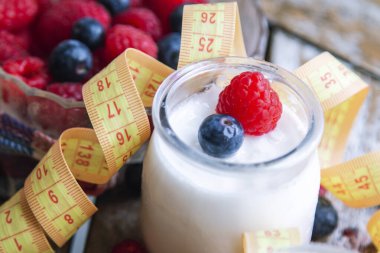 Yabanmersinli yoğurt ve mezura. diyet ve yeme konsepti