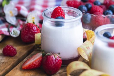 Yabanmersinli yoğurt ve mezura. diyet ve yeme konsepti