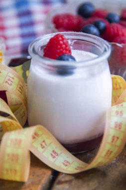 Yabanmersinli yoğurt ve mezura. diyet ve yeme konsepti