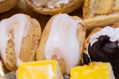 Tatlı limon, krema ve çikolatalı kek çeşitleri.