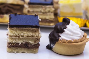 Çikolata, limon ve kremalı pasta çeşitleri.