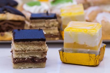 Çikolata, limon ve kremalı pasta çeşitleri.