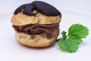 Kremalı ve çikolatalı kekler izole