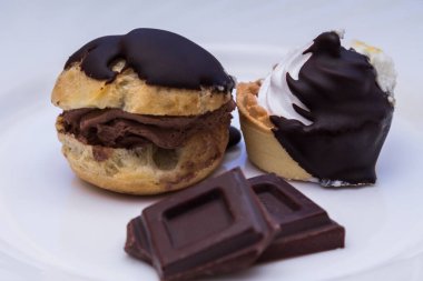 Kremalı ve çikolatalı kekler izole