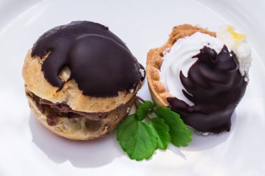 Kremalı ve çikolatalı kekler izole