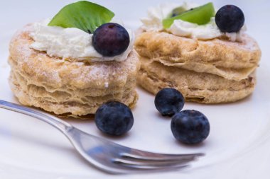 beyaz tabakta yaban mersinli kek