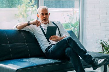 Ofiste veya işyerinde dijital tablet kullanan bir adam