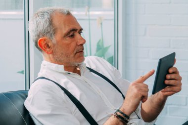 Rahat hipster adam dijital tablet kullanıyor