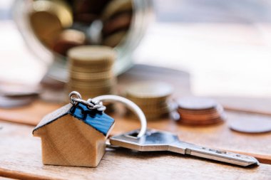 İpotek ya da emlak konsepti. anahtarlar, madeni paralar ve ev anahtarlığı