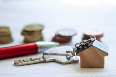 İpotek ya da emlak konsepti. anahtarlar, paralar ve belge