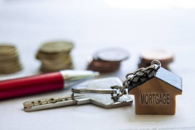 İpotek ya da emlak konsepti. anahtarlar, paralar ve belge