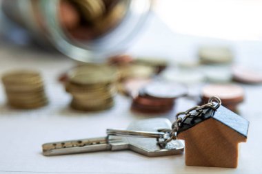 İpotek ya da emlak konsepti. anahtarlar, paralar ve belge