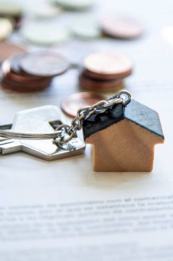 İpotek ya da emlak konsepti. anahtarlar, paralar ve belge