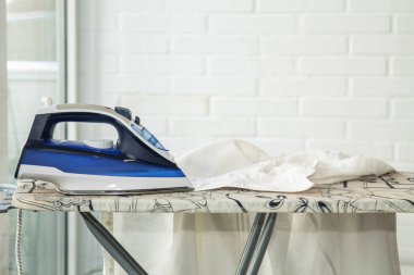 Ütü masasının üstündeki ütüyü kapat görünümü