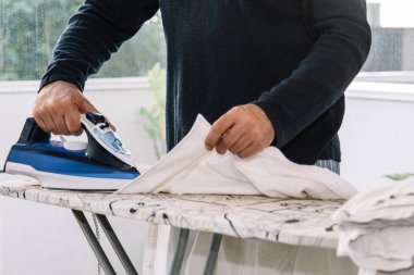 Ütü gömlekli adam.