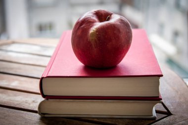 Kitaplar ve elma masada, okul konseptine geri dönelim.