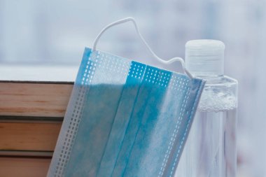 Masada kitaplar, tıbbi maske ve hidrokolik jel, kamusal alanlardaki yeni normal koruma kavramı