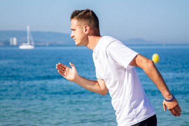 Kumsalda koşan adam