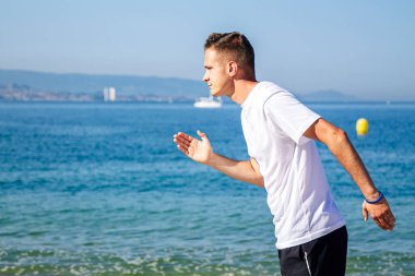 Kumsalda koşan adam