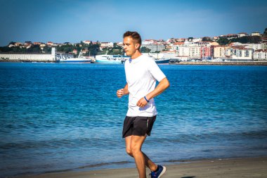Kumsalda koşan adam