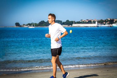 Kumsalda koşan adam