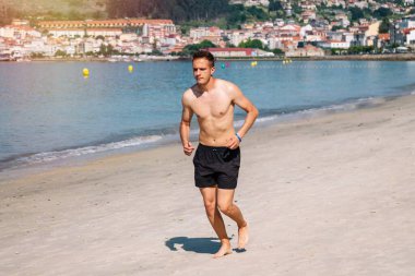 Kumsalda koşan adam