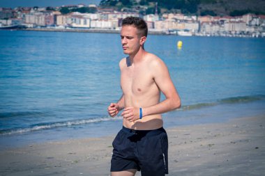 Kumsalda koşan adam