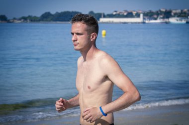 Kumsalda koşan adam