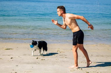 Kumsalda koşan adam