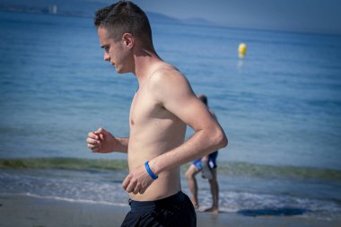 Kumsalda koşan adam