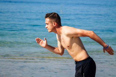 Kumsalda koşan adam