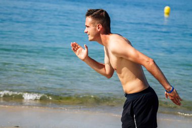 Kumsalda koşan adam