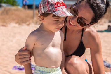 Anne ile çocuk sahilde