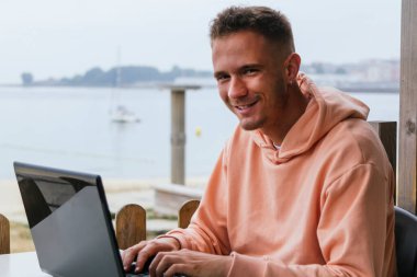 genç adam açık havada dizüstü kullanarak