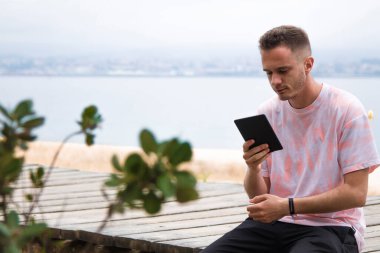 Dijital tablet açık havada ile genç adam