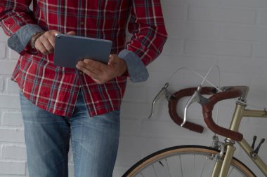 evdeki hippi adam dijital tablet ya da e-kitap kullanıyor