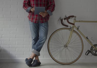 evdeki hippi adam dijital tablet ya da e-kitap kullanıyor