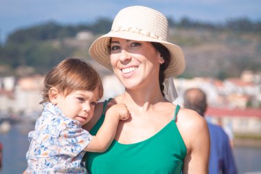 Anne kucağında küçük bir çocukla.