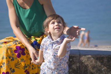 Anne çocuklu ve plaj geçmişi var.