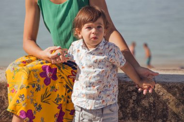 Anne çocuklu ve plaj geçmişi var.