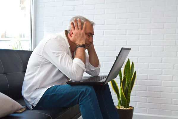 Hombre Frustrado Con Portátil Oficina Lugar Trabajo —  Fotos de Stock