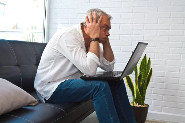 オフィスや職場でパソコンを持っている男を苛立たせ圧倒し — ストック写真