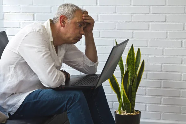 Hombre Frustrado Abrumado Con Computadora Oficina Lugar Trabajo —  Fotos de Stock