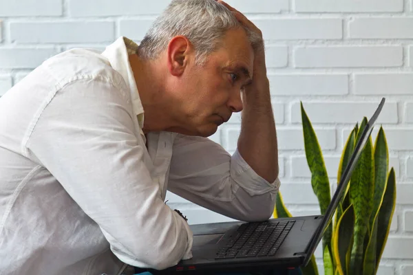 Hombre Frustrado Abrumado Con Computadora Oficina Lugar Trabajo —  Fotos de Stock