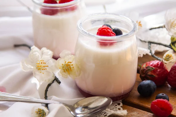 Ahşap arka planda yabanmersinli yoğurt.