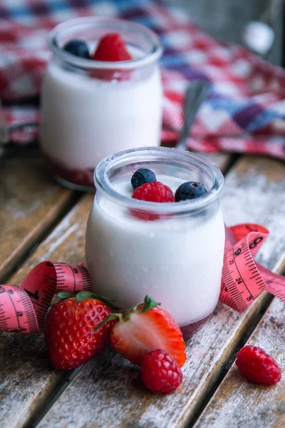 Yabanmersinli yoğurt ve mezura. diyet ve yeme konsepti